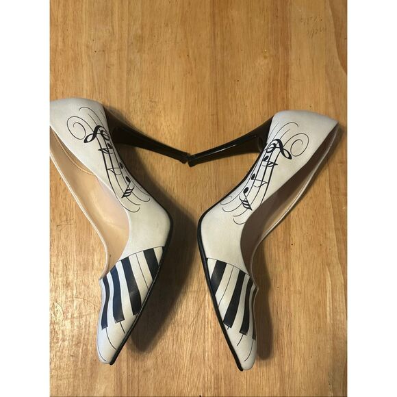 Goby Women's White Black Pointed Toe Piano Themed Pumps High Heels Size 38 - Picture 2 of 7
